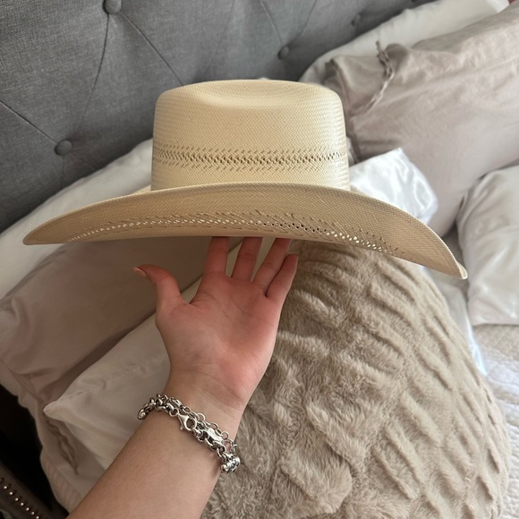 Straw hat - Picture 2 of 3